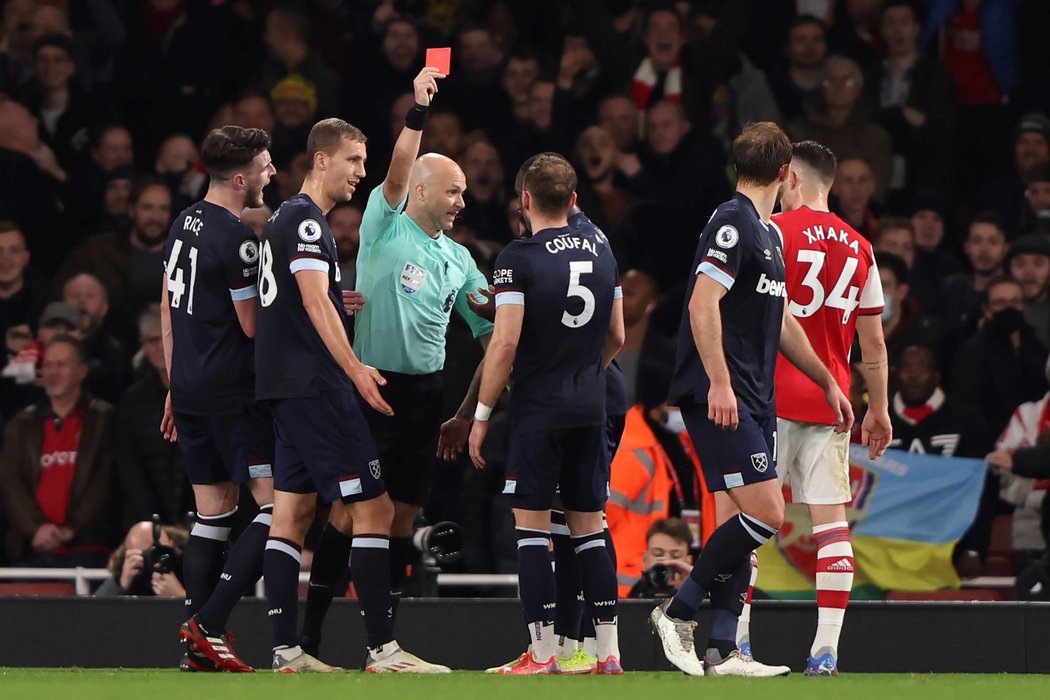 Vladimír Coufal viděl v derby s Arsenalem červenou kartu