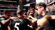 Hráči West Hamu i s Vladimírem Coufalem oslavují vstřelený gól v blízkosti fanoušků