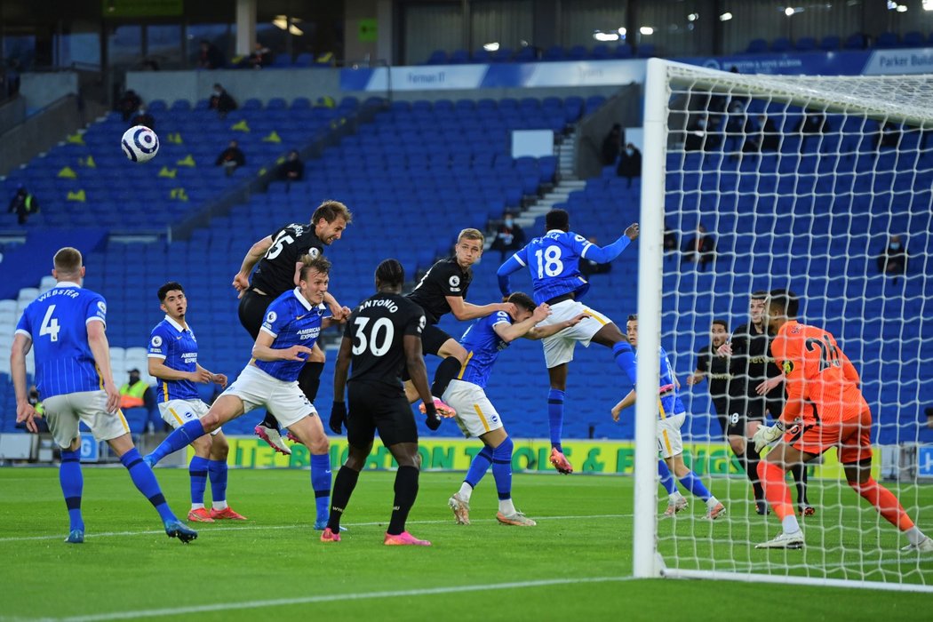 Tomáš Souček při jednom z rohů West Hamu proti Brightonu