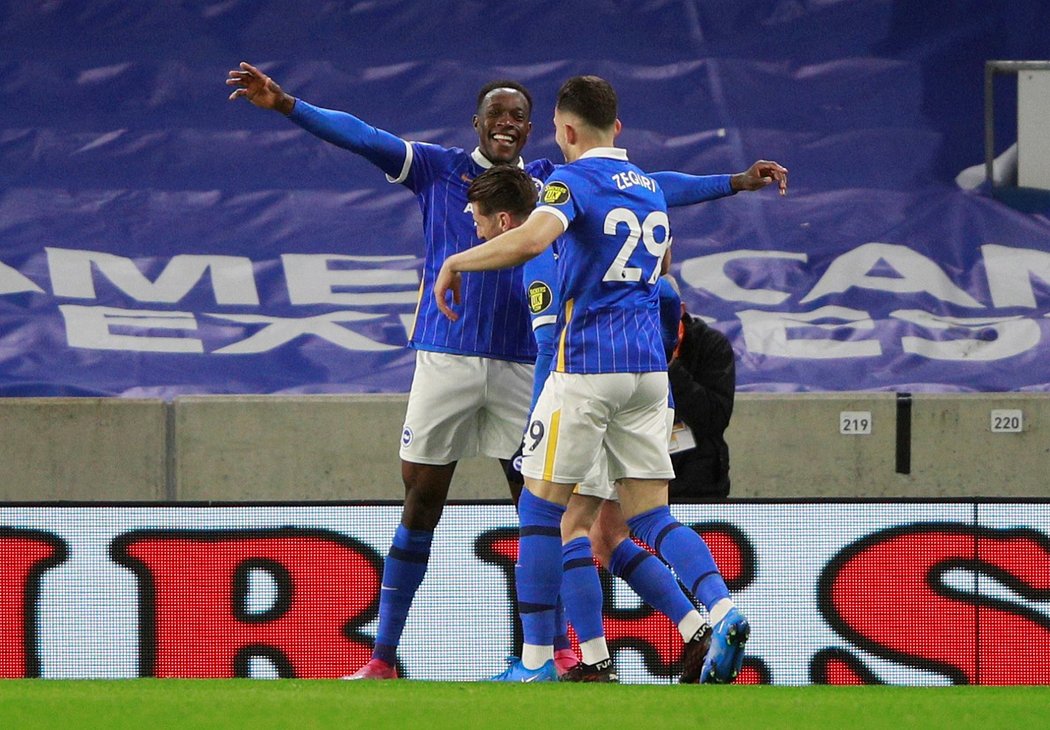 Danny Welbeck oslavuje se spoluhráči z Brightonu gól do sítě West Hamu