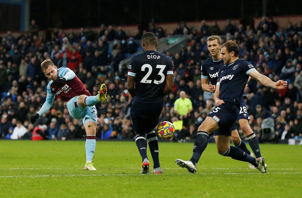 Matěj Vydra z Burnley pálí na branku West Hamu