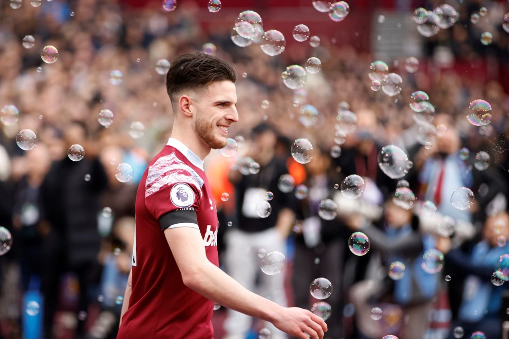 Declan Rice při nástupu na hřiště v zápase proti Chelsea