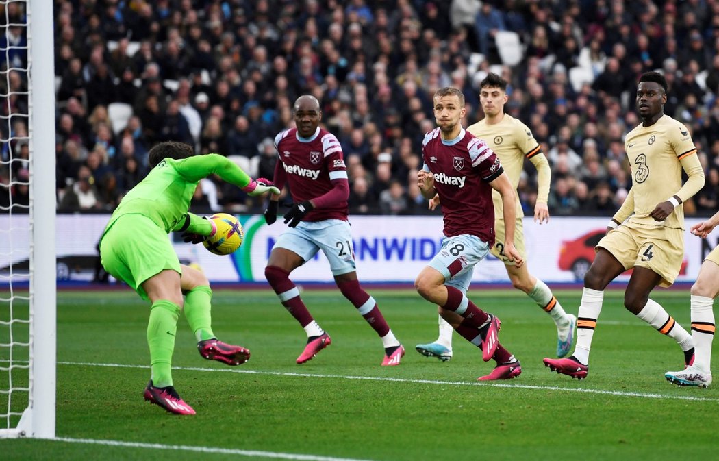 Tomáš Souček doráží míč do sítě, ale Declan Rice předtím stál v ofsajdu