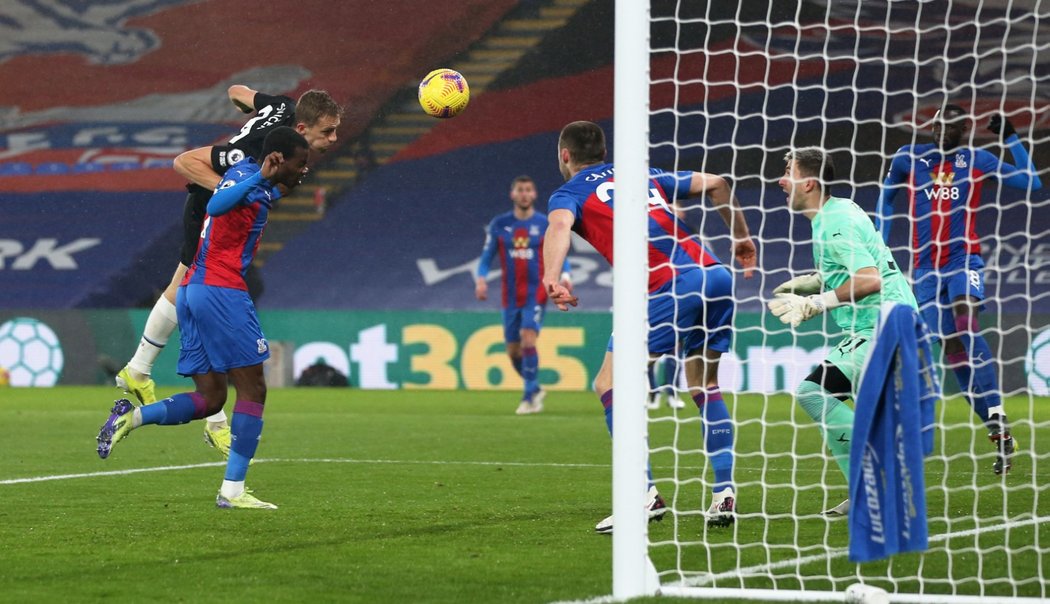 Tomáš Souček hlavou vyrovnává utkání Premier League mezi Crystal Palace a jeho West Hamem na 1:1