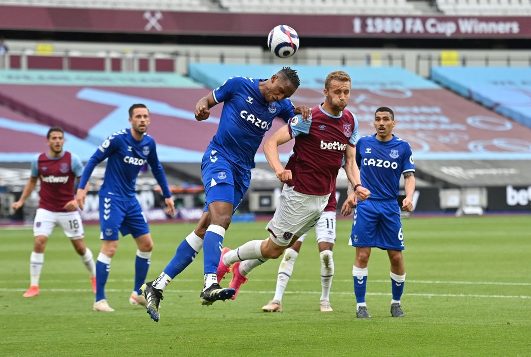 Evertonský Yerry Mina v hlavičkovém souboji s Tomášem Součkem z West Hamu