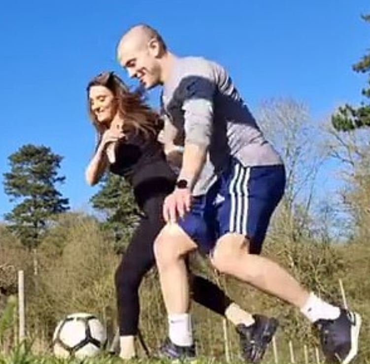 Záložník West Hamu Jack Wilshere si zahrál fotbálek se svou manželkou Adriani. Hrátky skončili trochu nečekaně