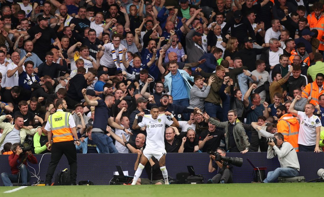 Raphinha oslavuje svou trefu proti West Hamu, kterou poslal Leeds do vedení 1:0