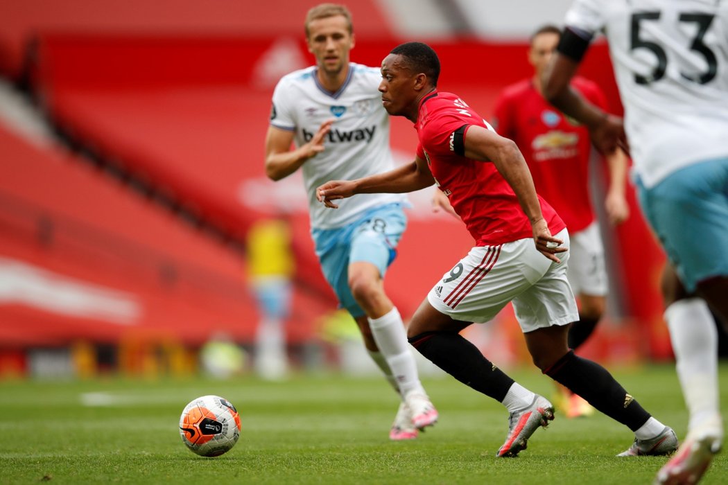 Anthony Martial v utkání s West Hamem. V pozadí český záložník Tomáš Souček