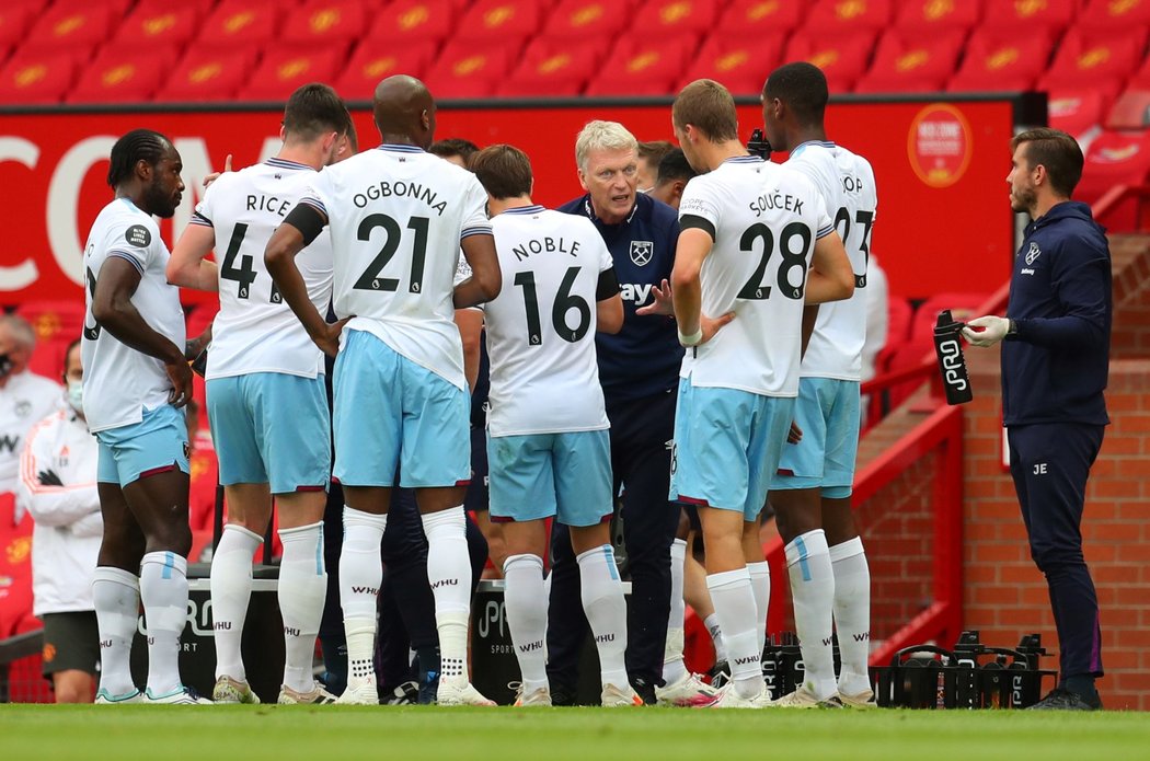 Kouč West Hamu David Moyes udílí pokyny svým svěřencům během pauzy na občerstvení při zápase na Manchesteru United