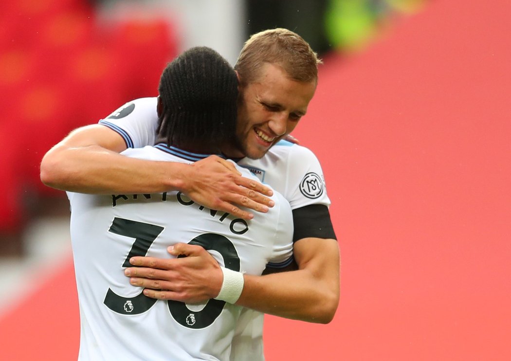Tomáš Souček se raduje se spoluhráčem Michailem Antoniem, který proměnil pokutový kop v duelu s Manchesterem United