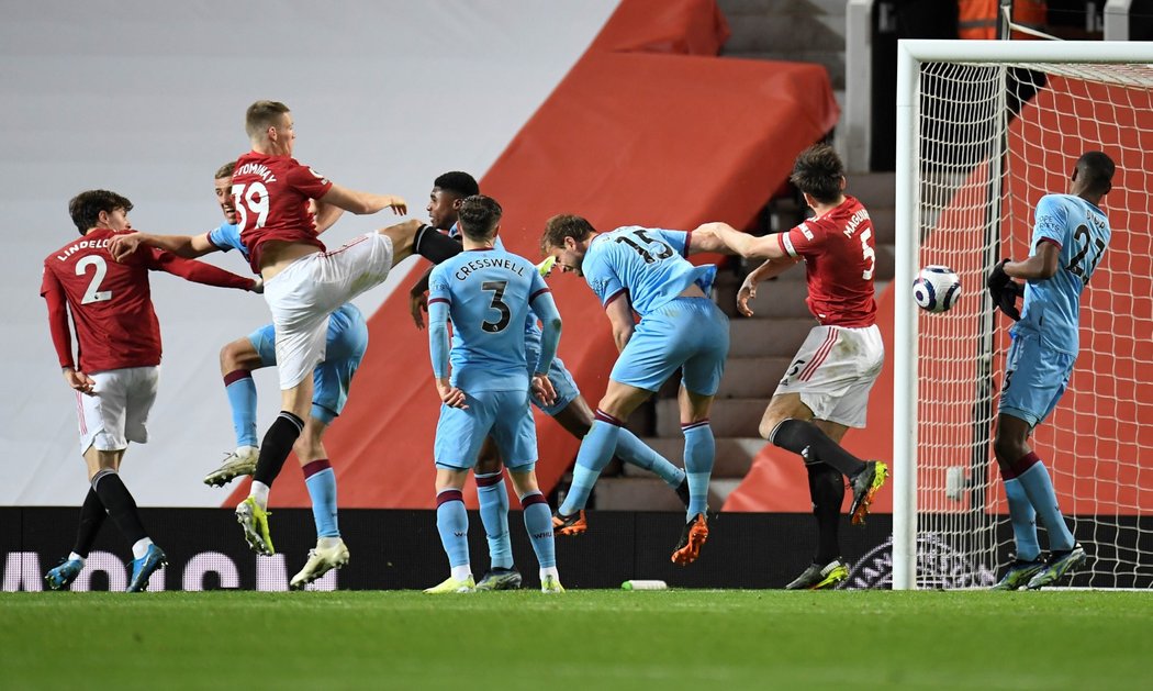 West Hamu utkání na Manchesteru United nevyšlo. Vlastním gólem prohrál 0:1