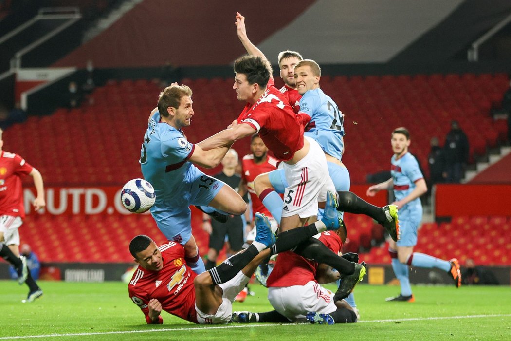 West Hamu utkání na Manchesteru United nevyšlo. Vlastním gólem prohrál 0:1