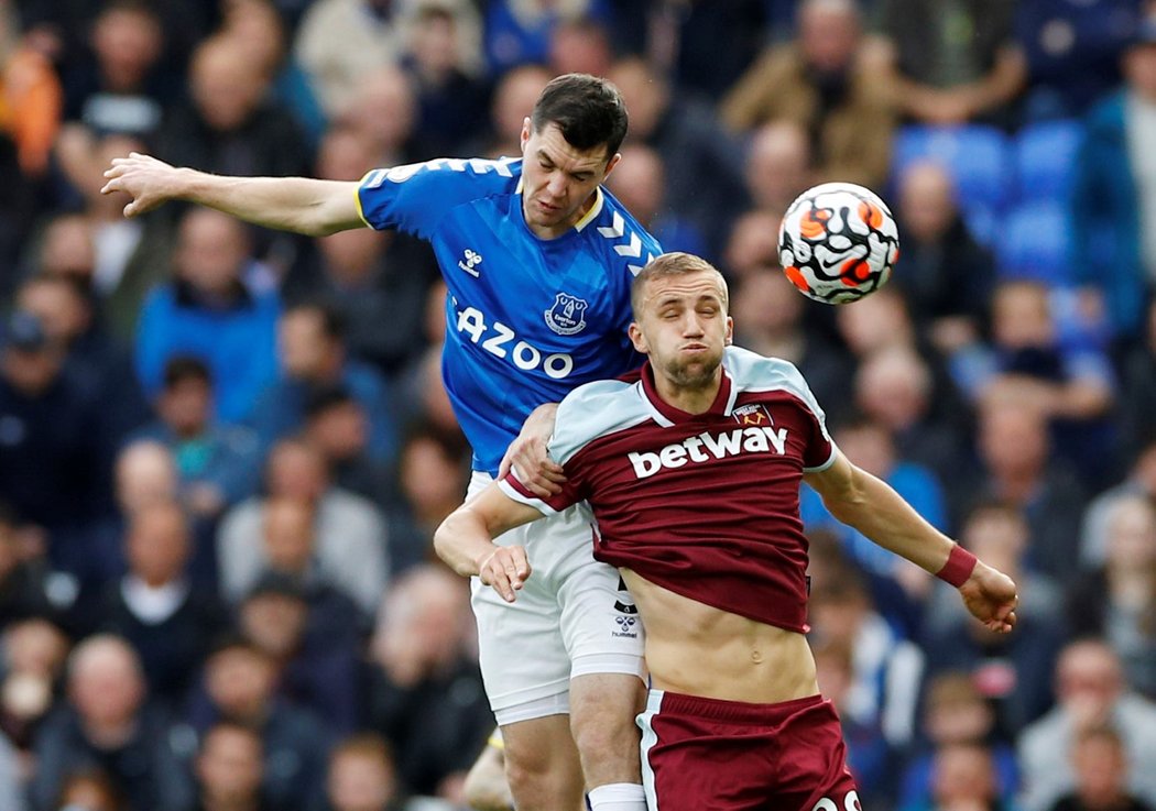 Michael Keane z Evertonu v hlavičkovém souboji s Tomášem Součkem z West Hamu