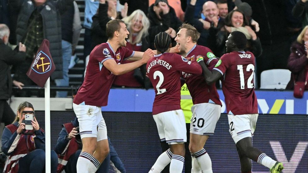 Tomáš Souček slaví gól se spoluhráči