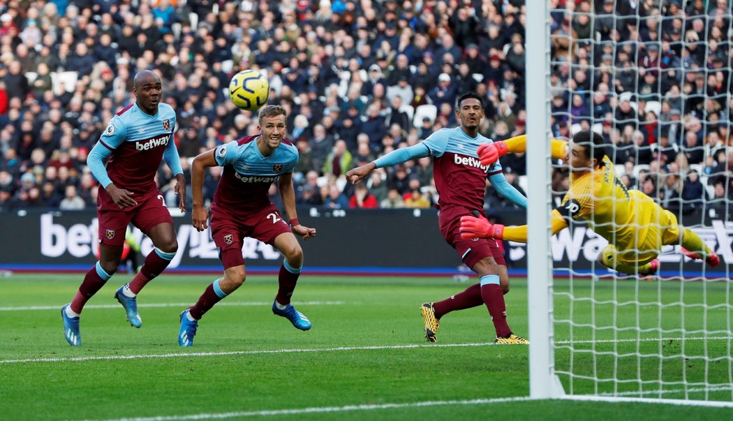 Tomáš Souček v akci v prvním zápase za West Ham United