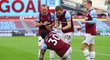 Fotbalisté West Hamu slaví trefu Michaila Antonia proti Burnley