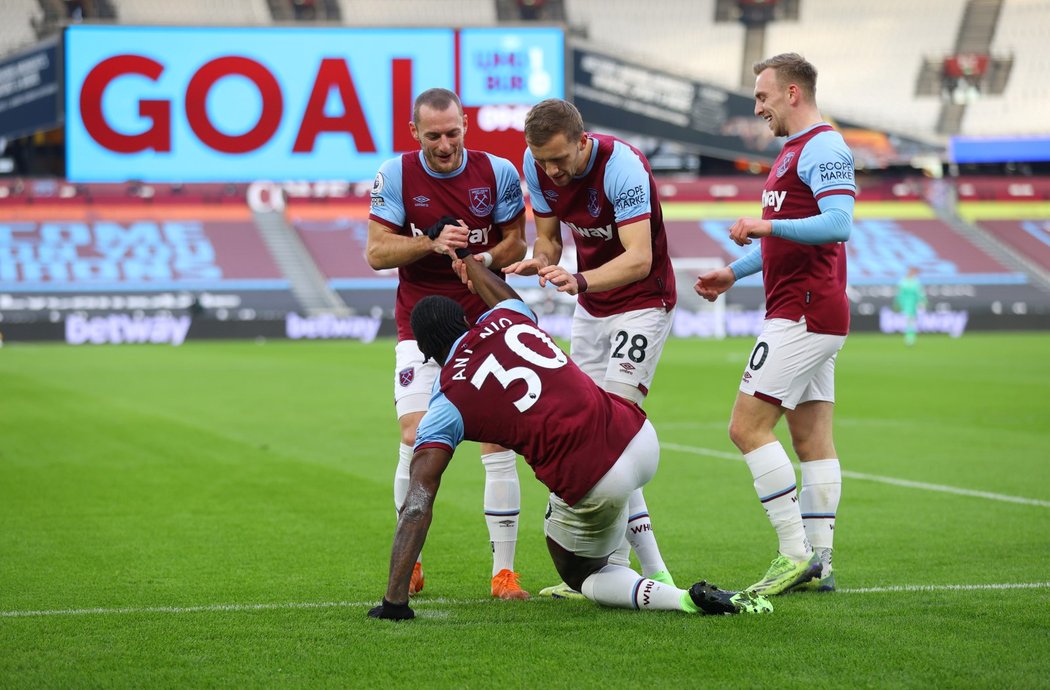 Fotbalisté West Hamu slaví trefu Michaila Antonia proti Burnley