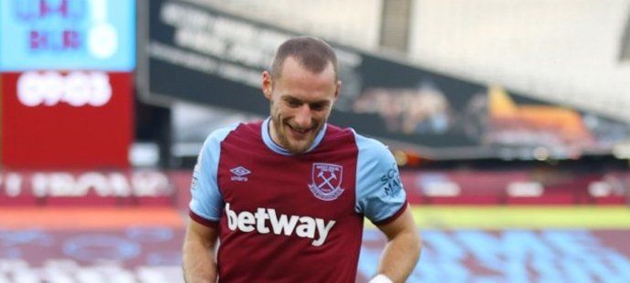 Fotbalisté West Hamu slaví trefu Michaila Antonia proti Burnley