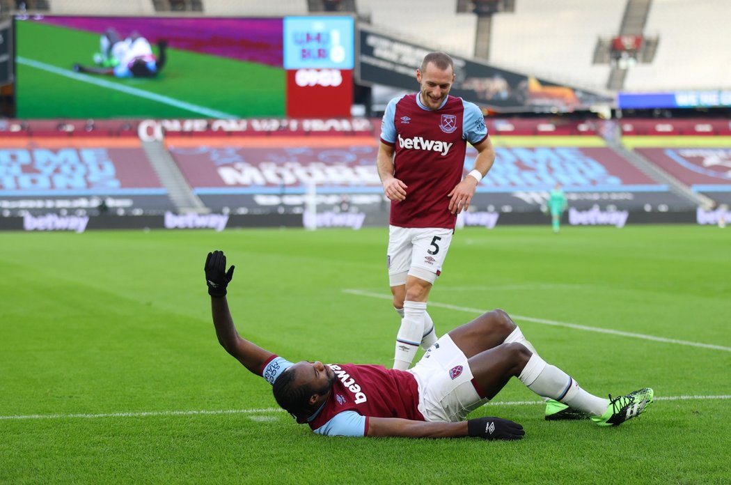 Fotbalisté West Hamu slaví trefu Michaila Antonia proti Burnley