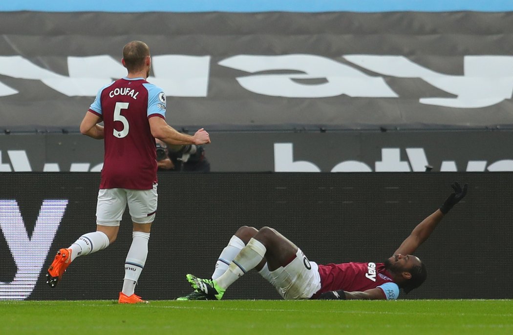 Fotbalisté West Hamu slaví trefu Michaila Antonia proti Burnley