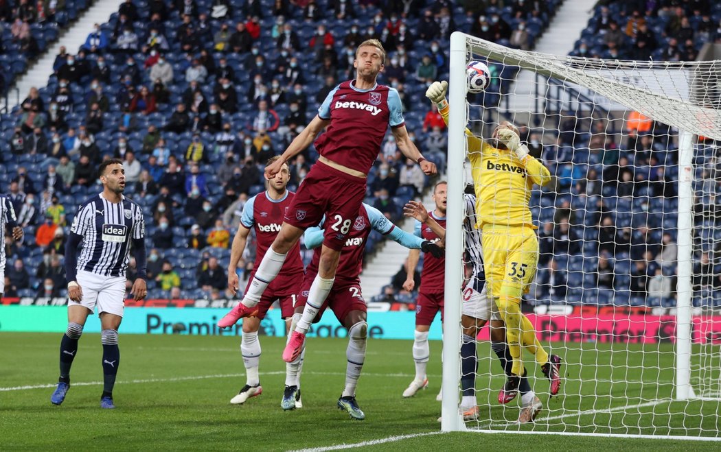 Tomáš Souček nešťastně tečoval míč při rohu West Bromwiche a byl z toho vlastní gól West Hamu