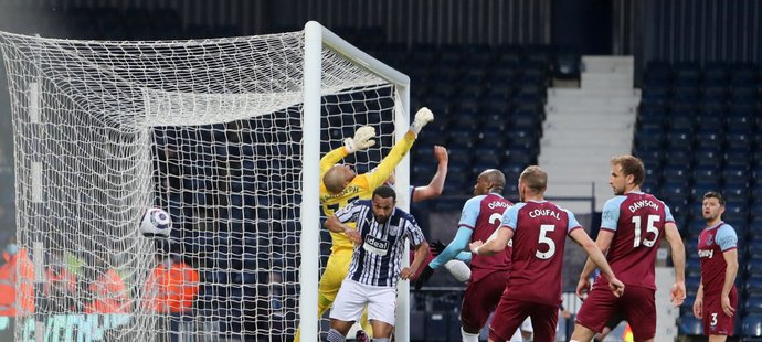Tomáš Souček nešťastně tečoval míč při rohu West Bromwiche a byl z toho vlastní gól West Hamu