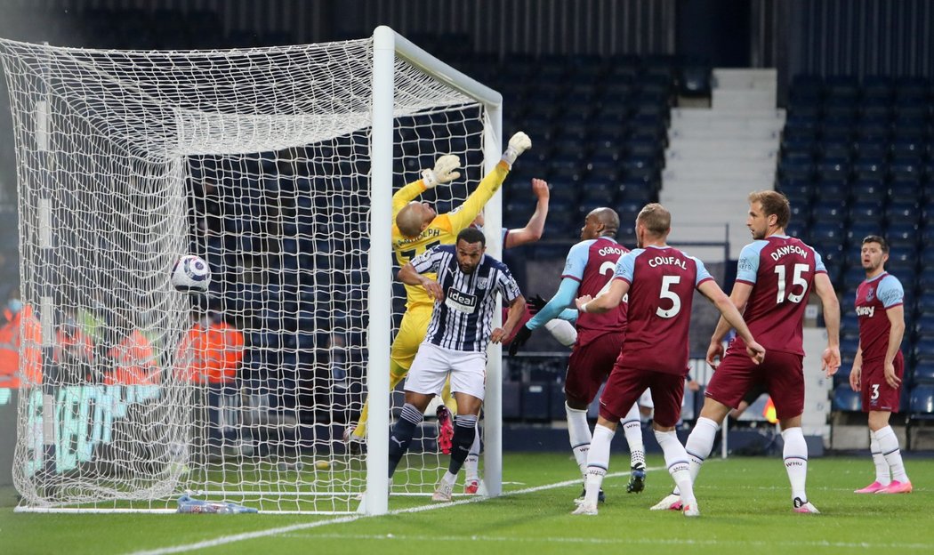 Tomáš Souček nešťastně tečoval míč při rohu West Bromwiche a byl z toho vlastní gól West Hamu