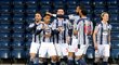 Radost fotbalistů West Bromwiche poté, co si Tomáš Souček z West Hamu dal vlastní gól