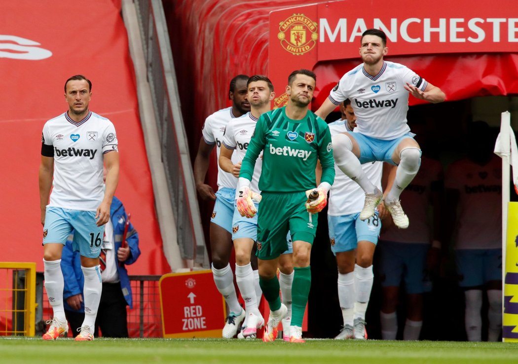 Fotbalisté West Hamu nastupují k duelu s Manchesterem United