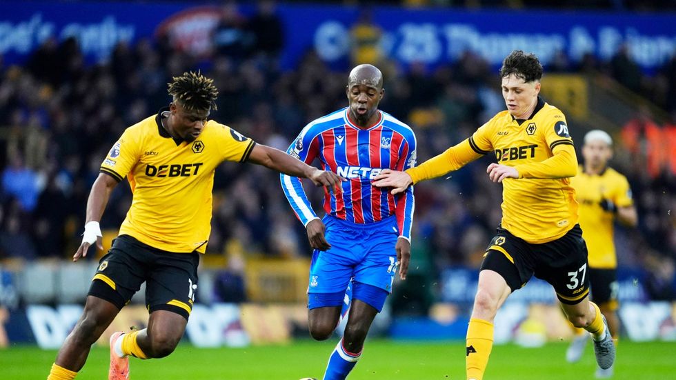 Ladislav Krejčí zasahuje proti Matetovi z Crystal Palace