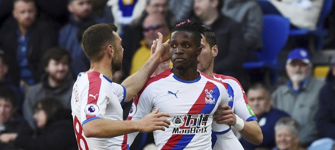 Zaha slaví gól se spoluhráči z Crystal Palace. Zda bude mít od nové sezony jiné kolegy, to se ukáže v dalších dnech a týdnech