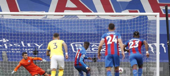Útočník Crystal Palace Wilfried Zaha proměnil proti Brightonu penaltu