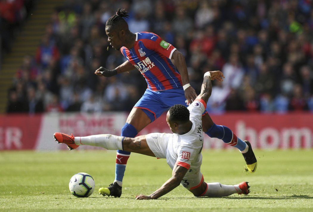 Zaha překonává Nathaniela Clyna, který byl na jaře na hostování v Bournemouthu z Liverpoolu