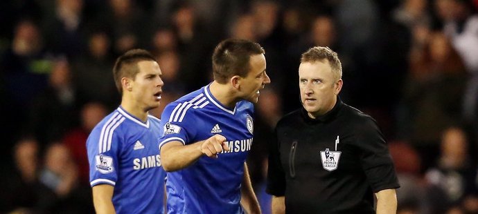 Stížnosti kapitána Chelsea Johna Terryho byly marné, Chelsea ve Stoke překvapivě prohrála
