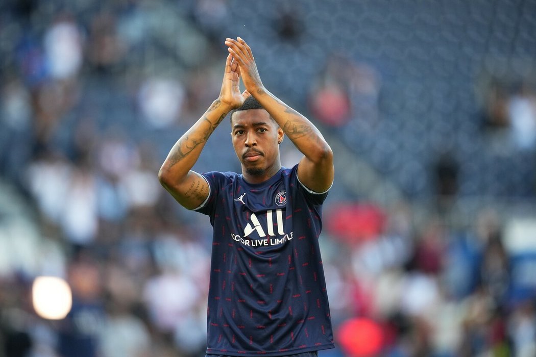 Presnel Kimpembe tleská fanouškům PSG