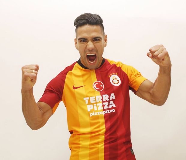 Radamel Falcao pózuje v dresu Galatasary Radamel Falcao pózuje v dresu Galatasary