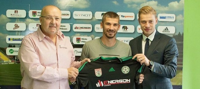 Nová posila Příbrami Jan Rezek s prezidentem klubu Jaroslavem Starkou a ředitelem Petrem Větrovským