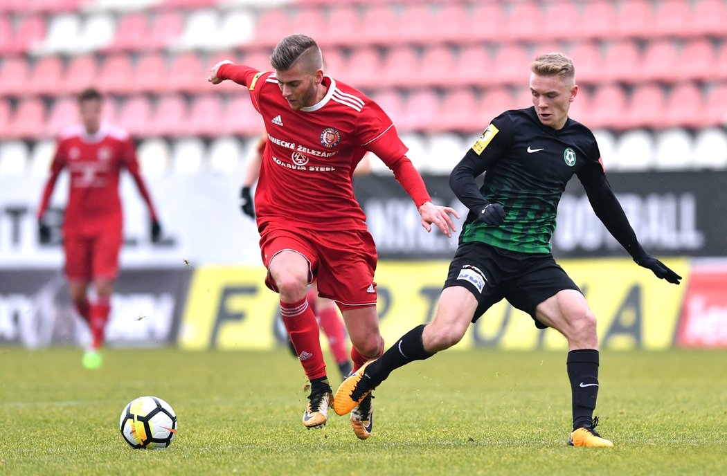 Záložník Příbrami Jan Matoušek (vpravo) byl povolán do reprezentační jednadvacítky