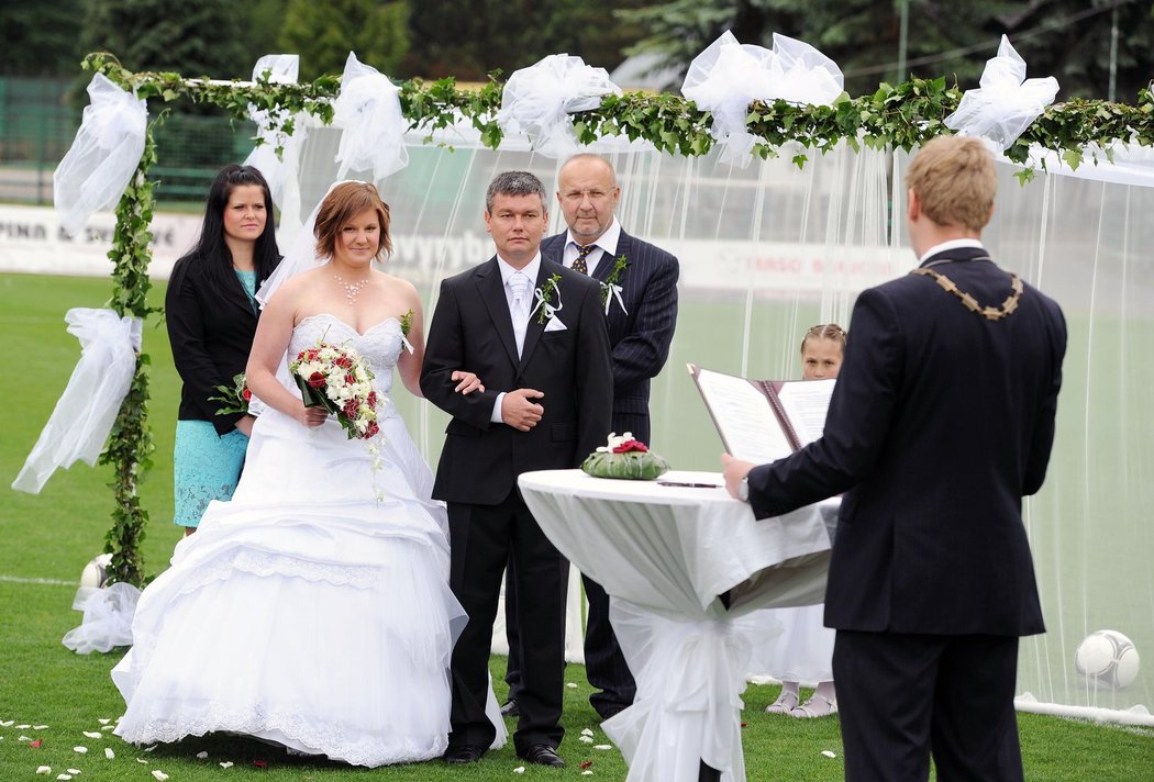 Svatba přímo na trávníku. Netradiční místo, fotbalový astadion, zvolil pro svatbu trenér David Vavruška