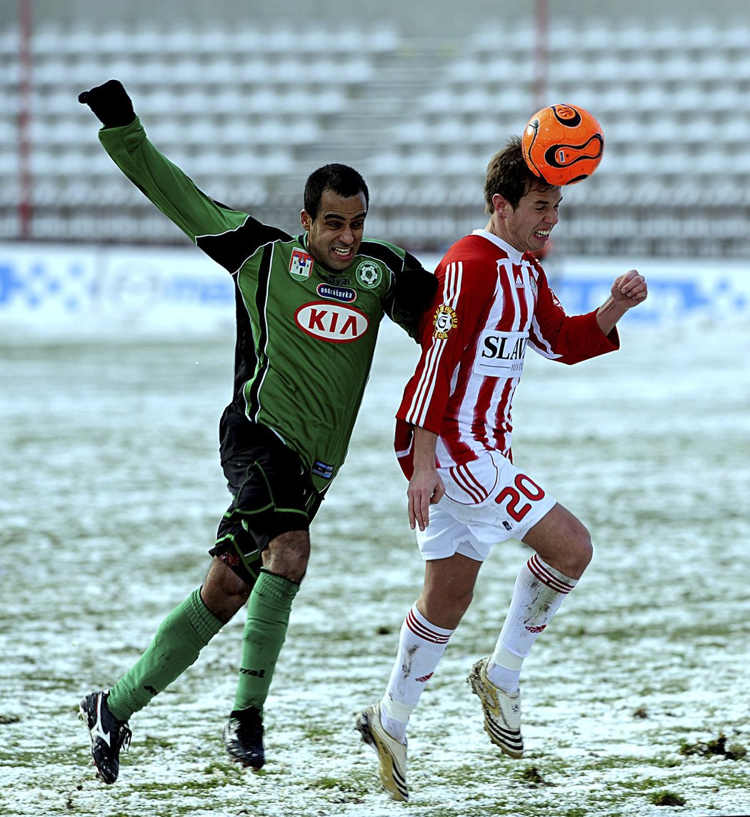 Brazilec Michel Costa (vlevo) v souboji s žižkovským Zdeňkem Koukalem