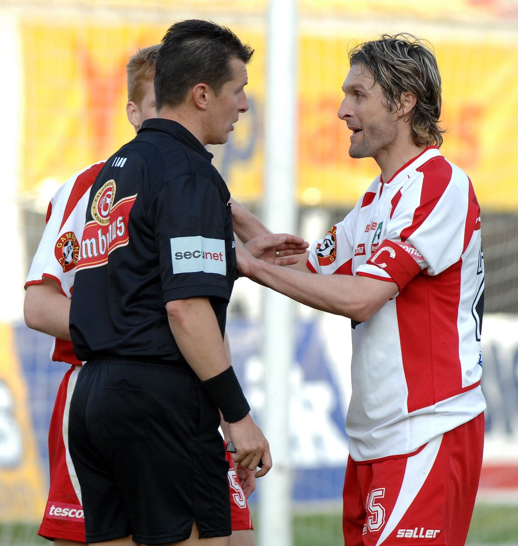 Zlínský Jaroslav Švach v živé diskuzi s rozhodčím Michalem Patákem v zápase Příbram - Zlín v sezoně 2006/2007