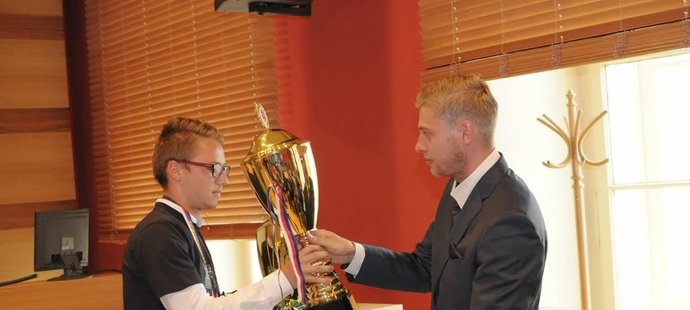 Generální ředitel klubu předává trofej a medaile mistrovskému dorostu U19.