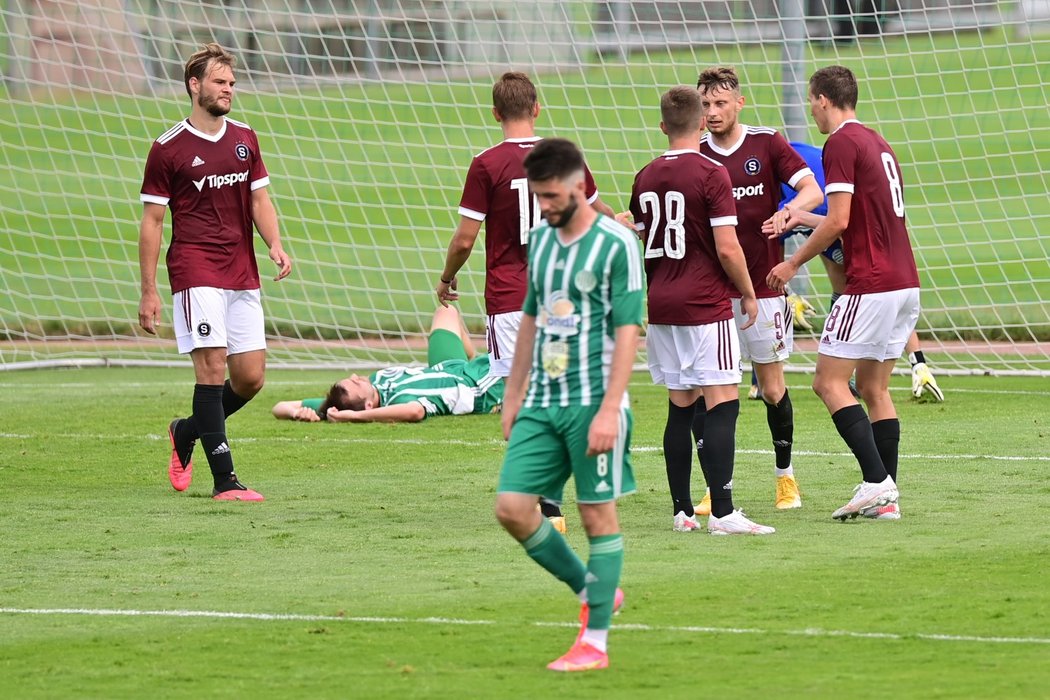 Sparťanští fotbalisté se radují z druhé branky proti Hostouni, kterou vstřelil Ladislav Krejčí starší