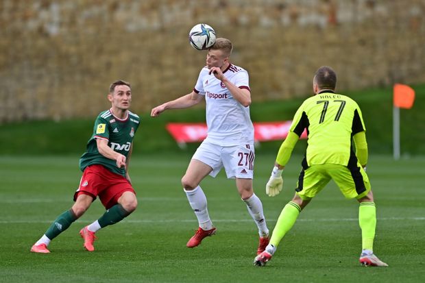 Filip Panák hlavičkuje míč do bezpečí před Janem Kuchtou Filip Panák hlavičkuje míč do bezpečí před Janem Kuchtou
