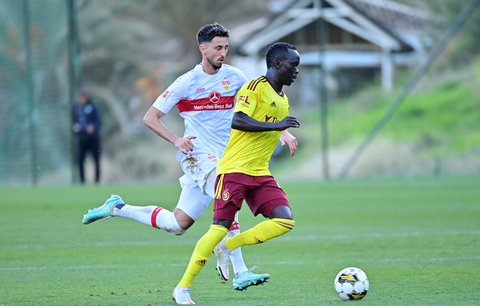 Awer Mabil v přípravném duelu proti Stuttgartu