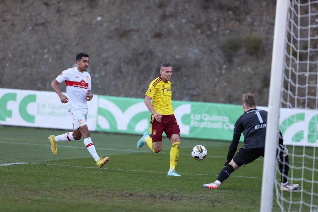 Lukáš Haraslín před brankou Stuttgartu