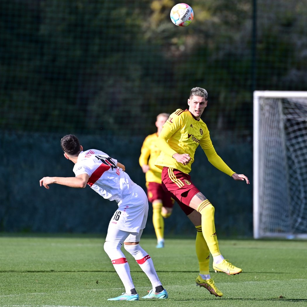 Tomáš Čvančara během přípravného duelu se Stuttgartem