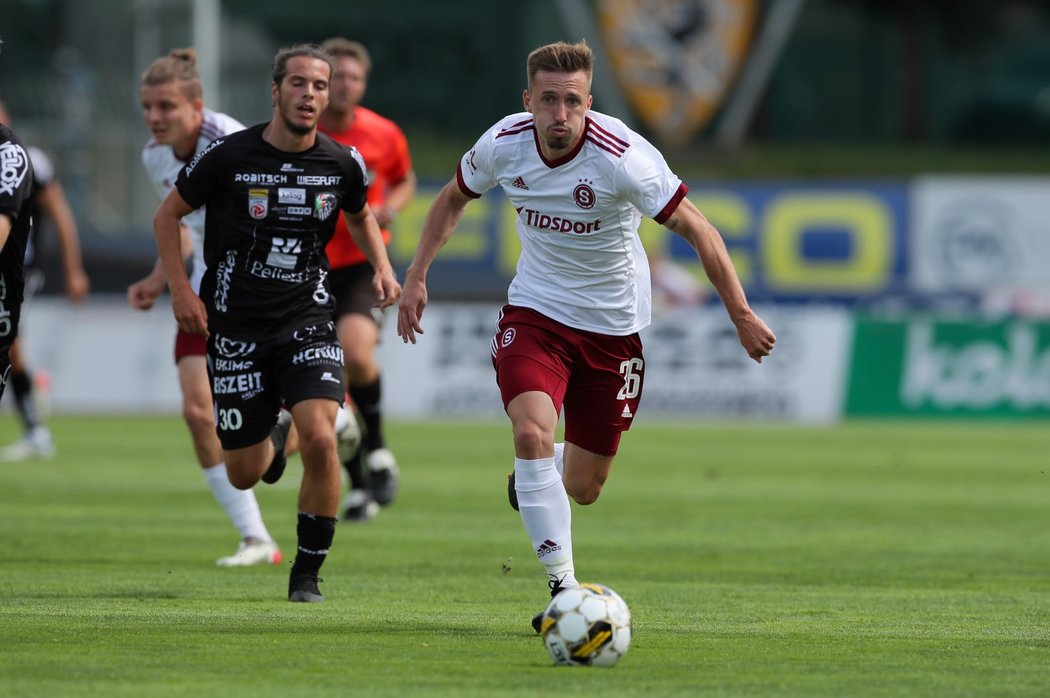 Jan Fortelný vede míč při zápase s Wolfsbergerem