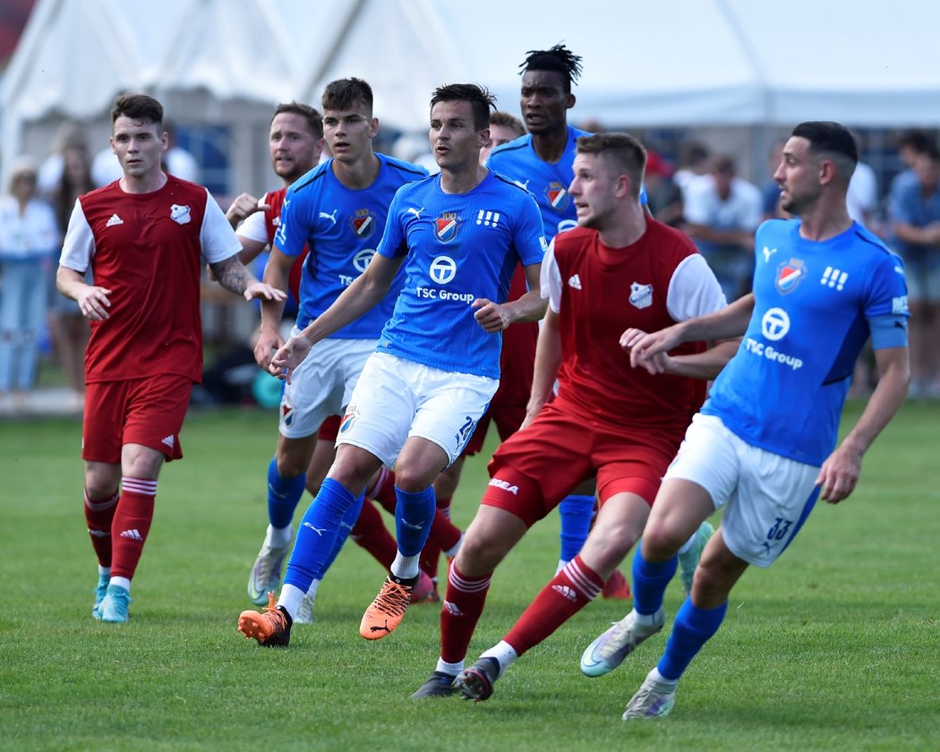 Fotbalisté Baníku v první přípravě proti Otrokovicím, uprostřed Jakub Pokorný