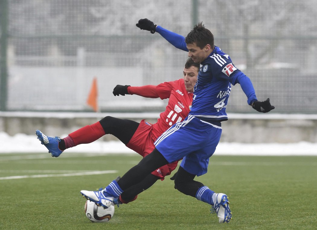 Martin Dostál z Baníku se snaží zastavit brejk Olomouce